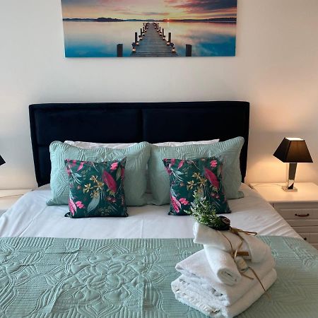 Berks Luxury Serviced Apartments,5 Bedrooms, 5 Double Beds, 2 Bathrooms, Free Super Fast Wifi & Parking Earley エクステリア 写真