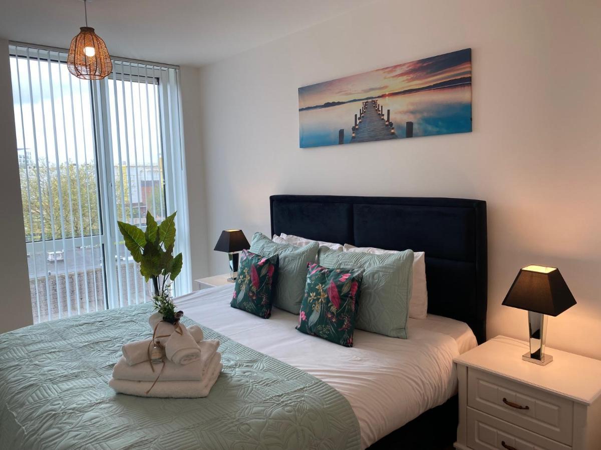 Berks Luxury Serviced Apartments,5 Bedrooms, 5 Double Beds, 2 Bathrooms, Free Super Fast Wifi & Parking Earley エクステリア 写真