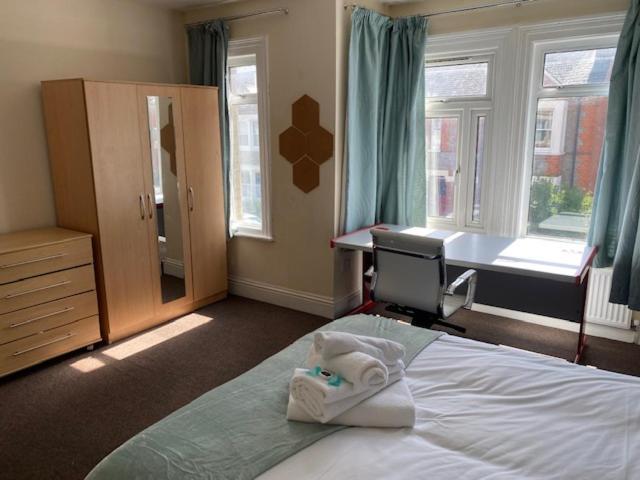 Berks Luxury Serviced Apartments,5 Bedrooms, 5 Double Beds, 2 Bathrooms, Free Super Fast Wifi & Parking Earley エクステリア 写真