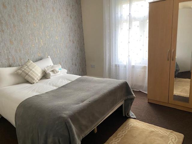 Berks Luxury Serviced Apartments,5 Bedrooms, 5 Double Beds, 2 Bathrooms, Free Super Fast Wifi & Parking Earley エクステリア 写真