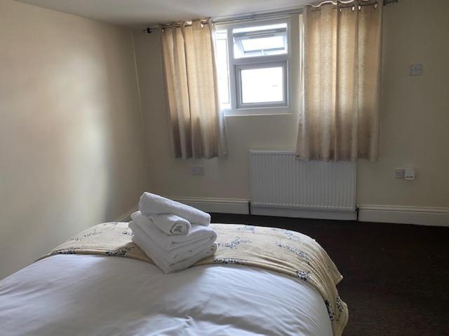 Berks Luxury Serviced Apartments,5 Bedrooms, 5 Double Beds, 2 Bathrooms, Free Super Fast Wifi & Parking Earley エクステリア 写真