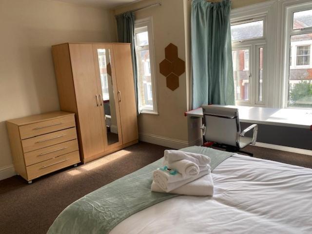Berks Luxury Serviced Apartments,5 Bedrooms, 5 Double Beds, 2 Bathrooms, Free Super Fast Wifi & Parking Earley エクステリア 写真