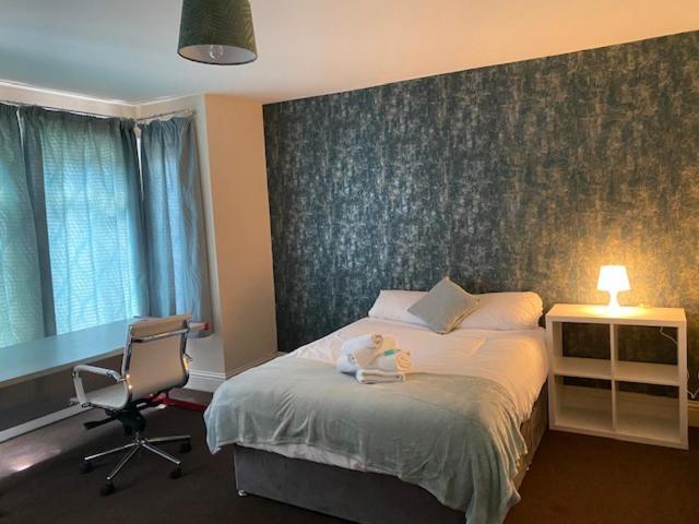 Berks Luxury Serviced Apartments,5 Bedrooms, 5 Double Beds, 2 Bathrooms, Free Super Fast Wifi & Parking Earley エクステリア 写真