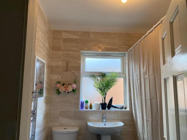 Berks Luxury Serviced Apartments,5 Bedrooms, 5 Double Beds, 2 Bathrooms, Free Super Fast Wifi & Parking Earley エクステリア 写真