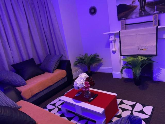 Berks Luxury Serviced Apartments,5 Bedrooms, 5 Double Beds, 2 Bathrooms, Free Super Fast Wifi & Parking Earley エクステリア 写真